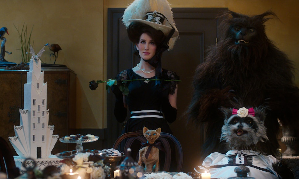 The Curious Creations of Christine McConnell- η παρουσιάστρια και οι συγκάτοικοί της