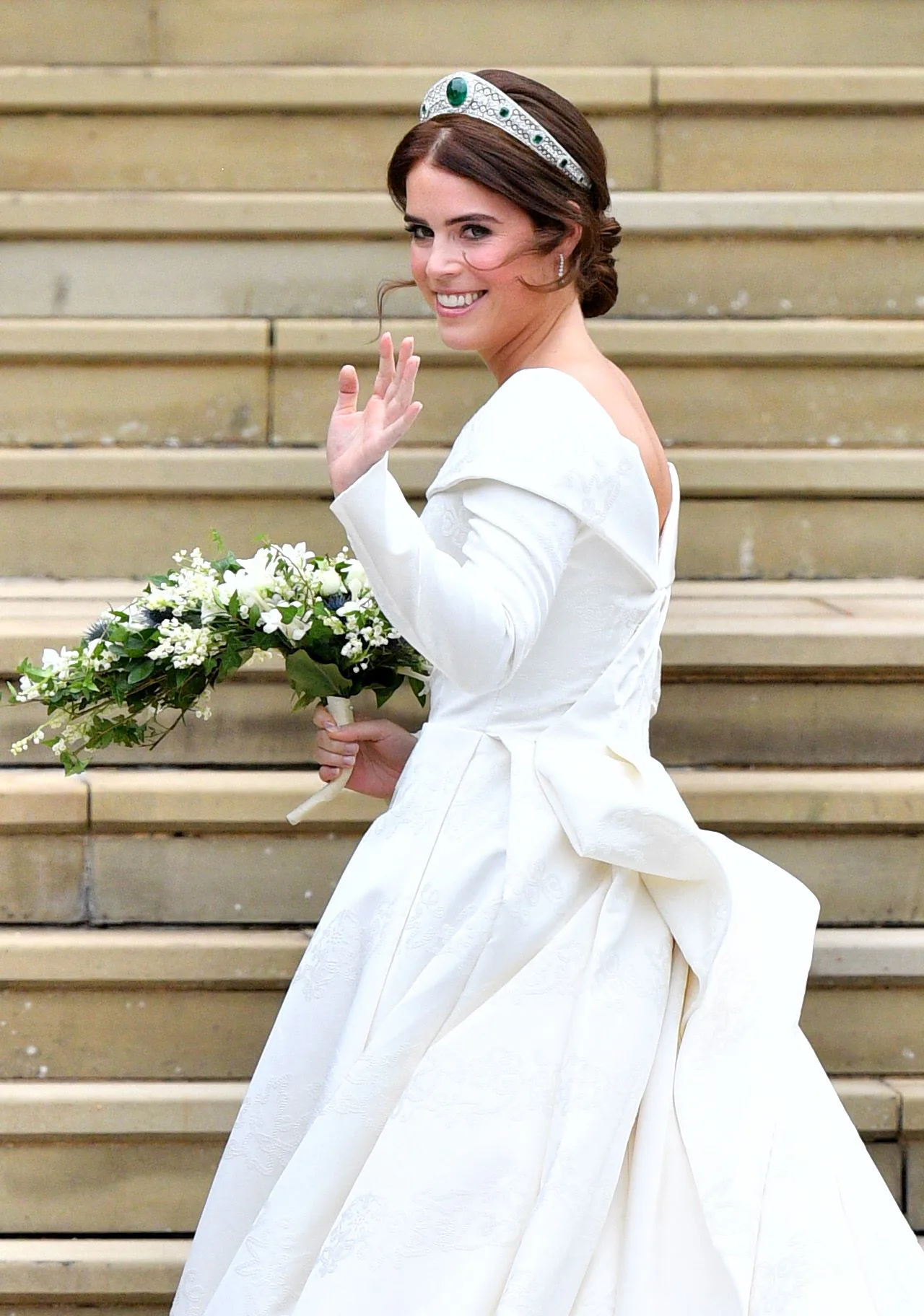 princess eugenie backless wedding dress Princess Eugenie proudly shows scoliosis scar on wedding day