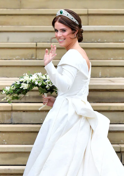 princess eugenie backless wedding dress Princess Eugenie proudly shows scoliosis scar on wedding day