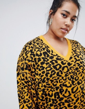 Curve Sweater With V Neck in Animal 