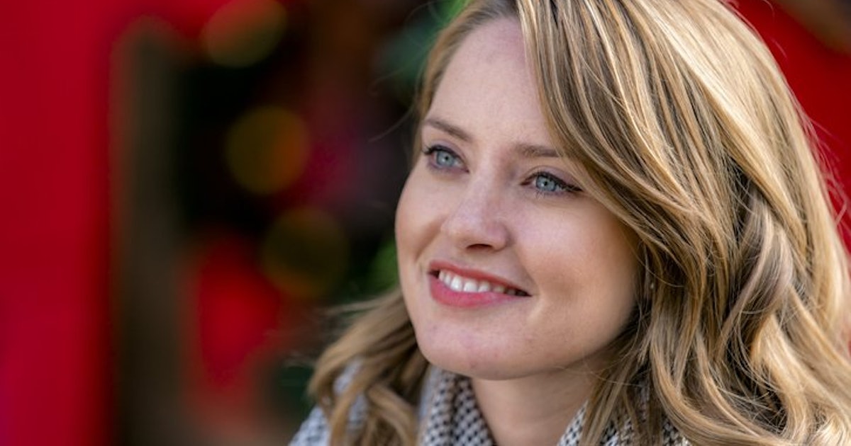 Hallmark's 'christmas at the palace' sounds perfect for fans of 'a Hallmark's 'Christmas At The Palace' Sounds Perfect For Fans Of 'A