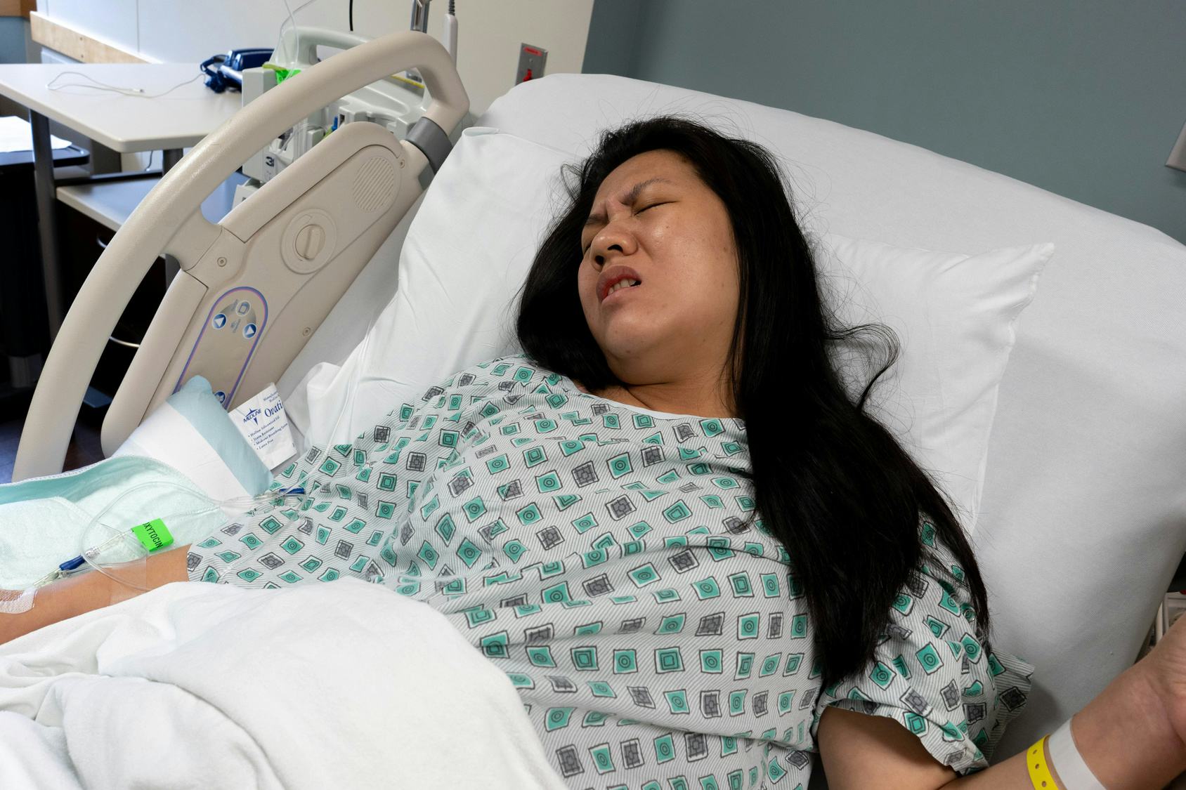 Why Do You Vomit During Labor? It's Time We Talk About This Intense