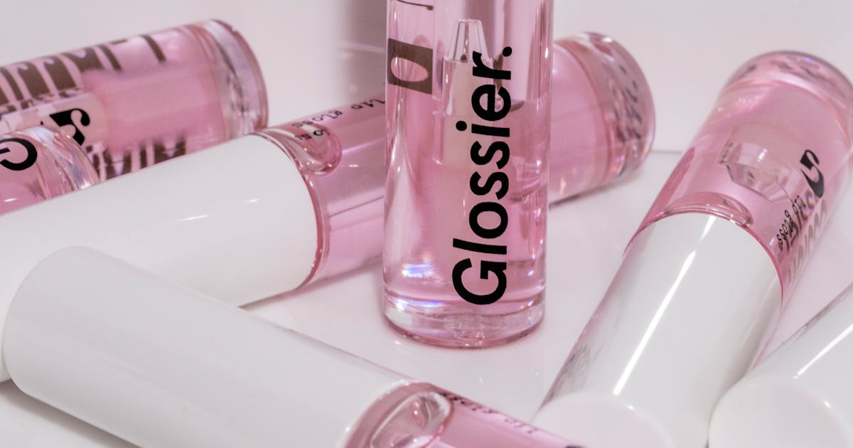 15 Non Sticky Pink Lip Glosses That Rival Your Middle School Faves 15 Non Sticky Pink Lip Glosses That Rival Your Middle School Faves
