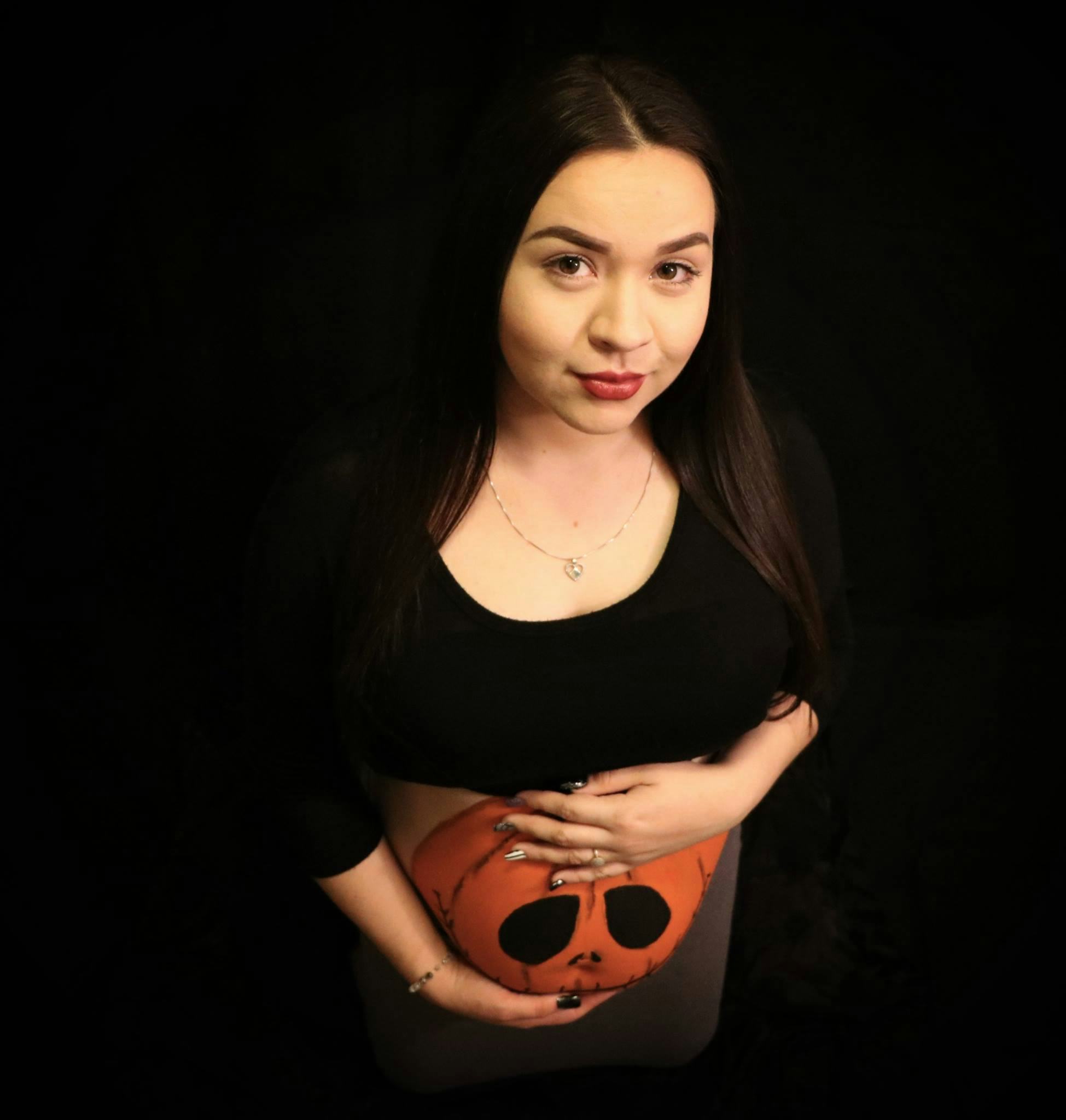 13 HalloweenThemed Maternity Shoot Ideas That Bring Out The Best In