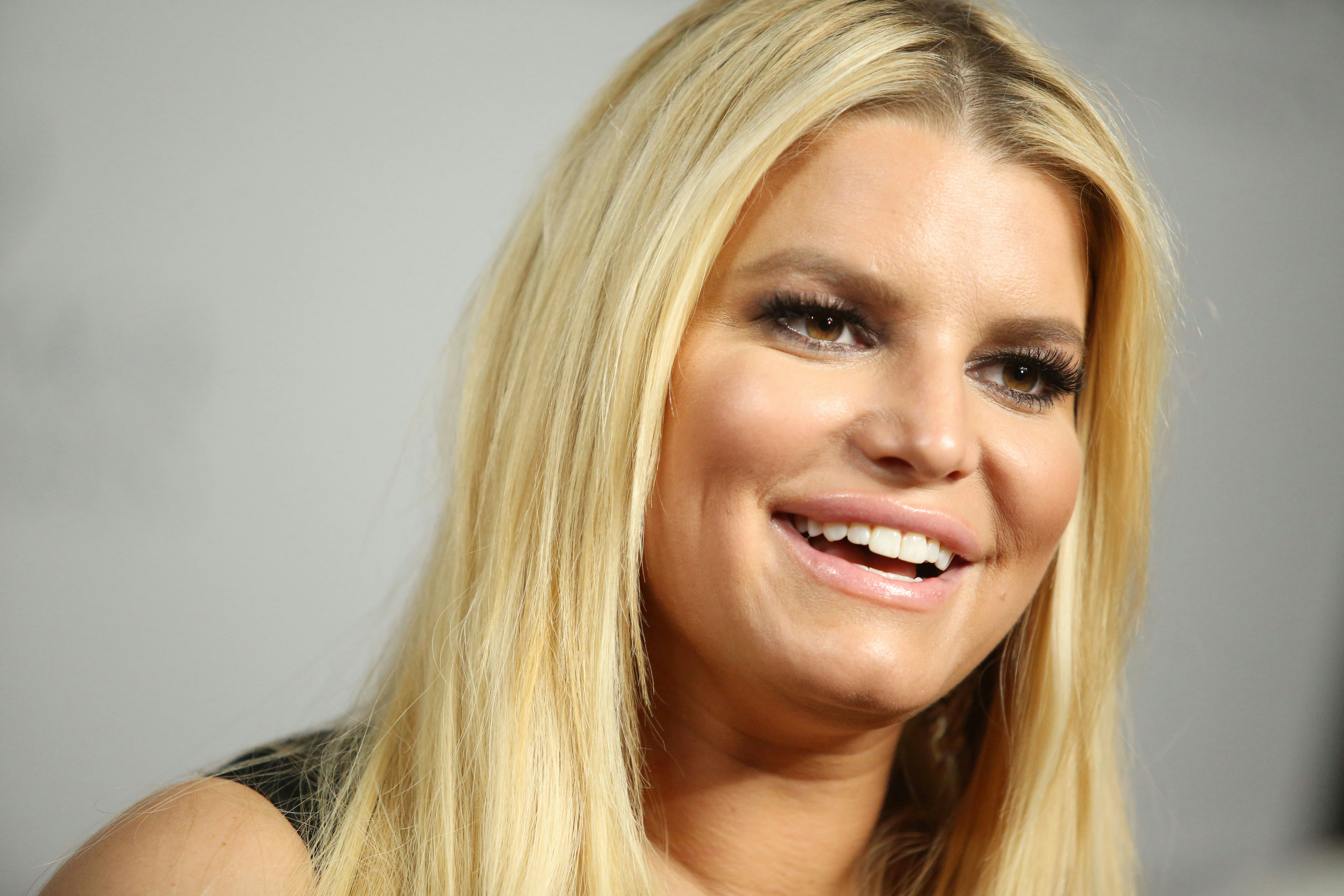 Jessica Simpson S Bleach Blonde Hair Is Easy To Recreate Here S