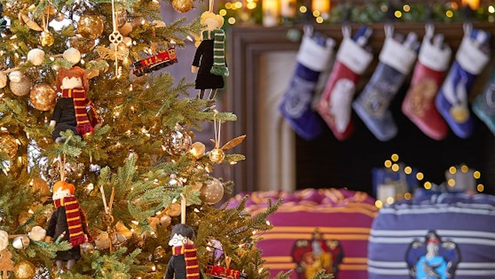 15 Harry Potter Holiday Decorations That Will Make Your