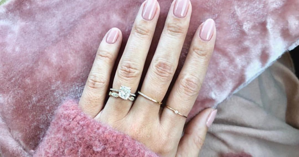 8 Engagement Nail Polishes That Emphasize Your Stone S Sparkle - What Color To Paint My Nails For Wedding