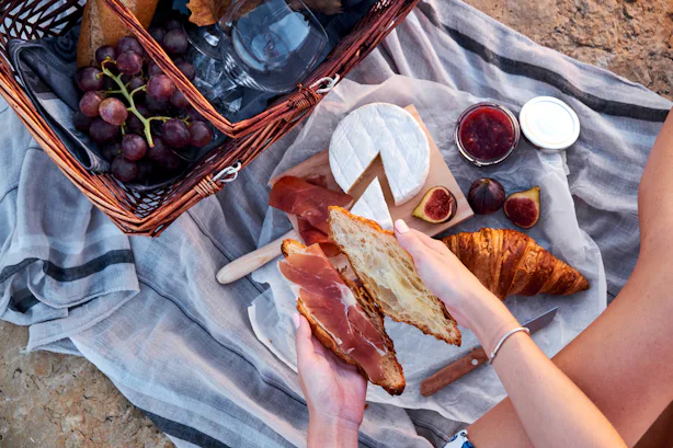 How To Pack A Picnic Basket That's Got Everything You Need For A ...