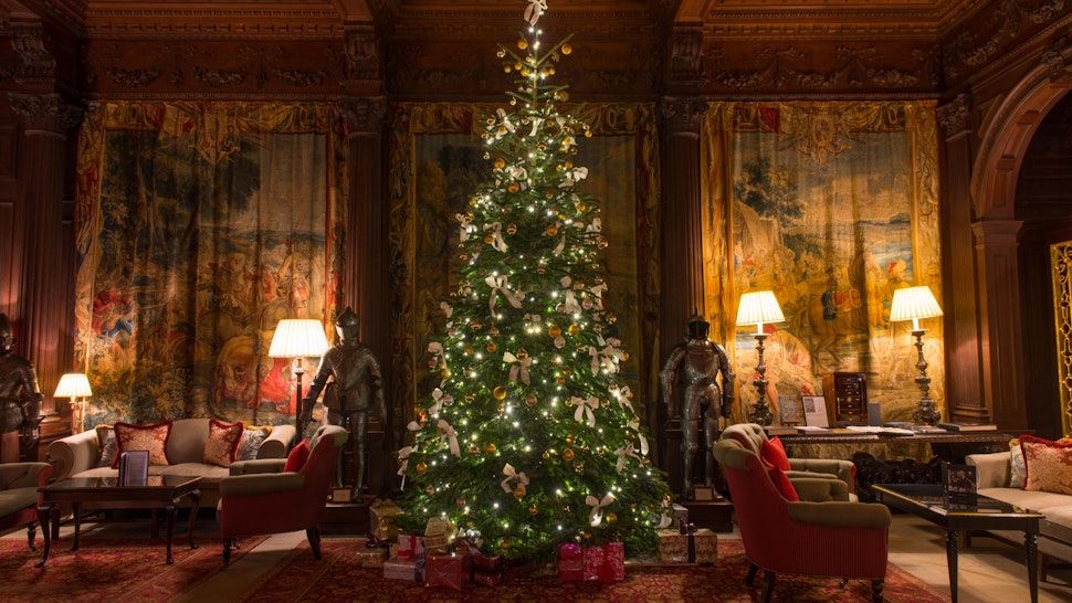 9 Gorgeous Holiday Decorations At Hotels Around The World That
