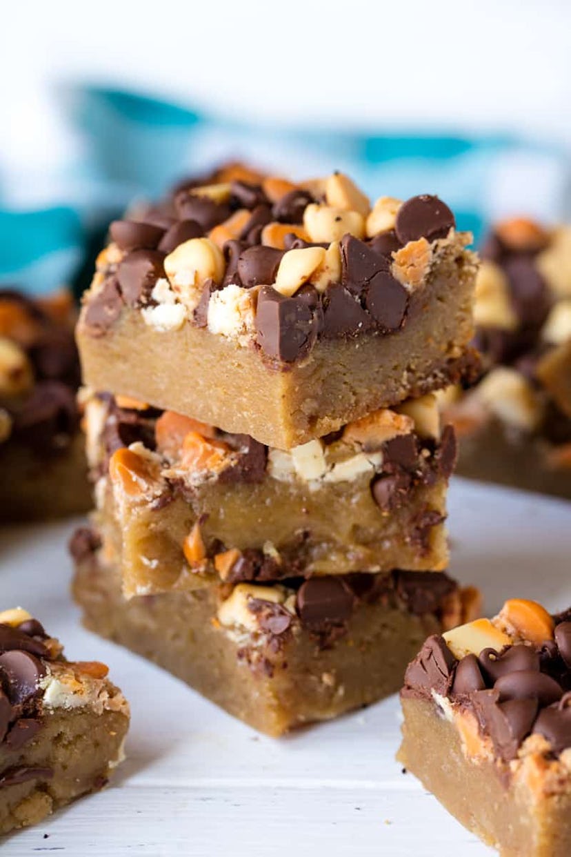 Thanksgiving Desserts: Caramel-colored cookie bars with chunks of white and milk chocolate chips 