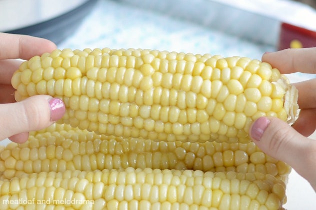Make this Instant Pot corn on the cob as a quick and easy side dish for Friendsgiving 2019. 