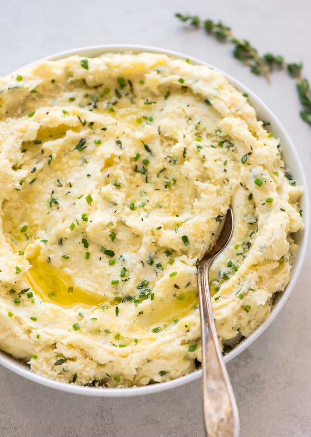 Instant Pot Mashed Potatoes make an easy and delicious addition to your Friendsgiving 2019 celebrati...