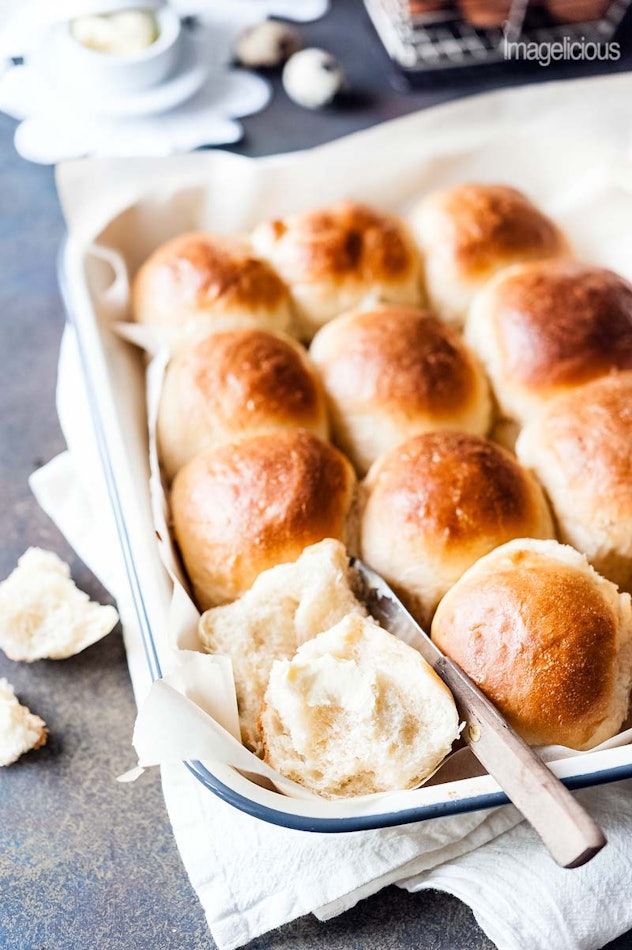 Bring these easy-to-make Instant Pot No Knead Dinner Rolls to Friendsgiving 2019.
