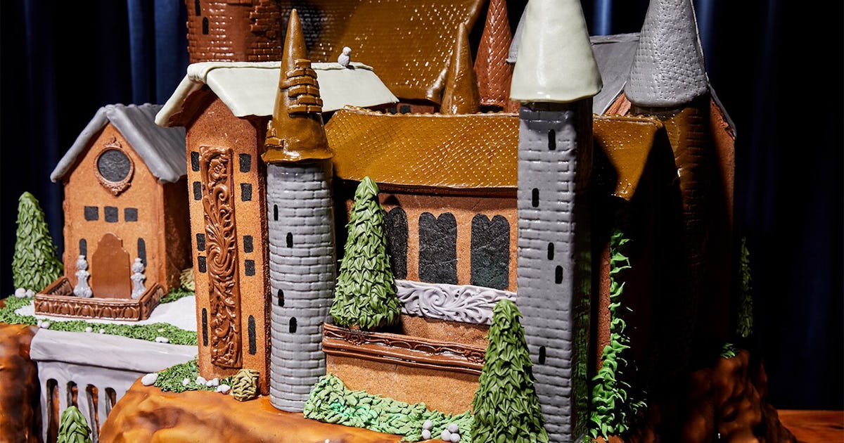 Hogwarts gingerbread castle 2025
