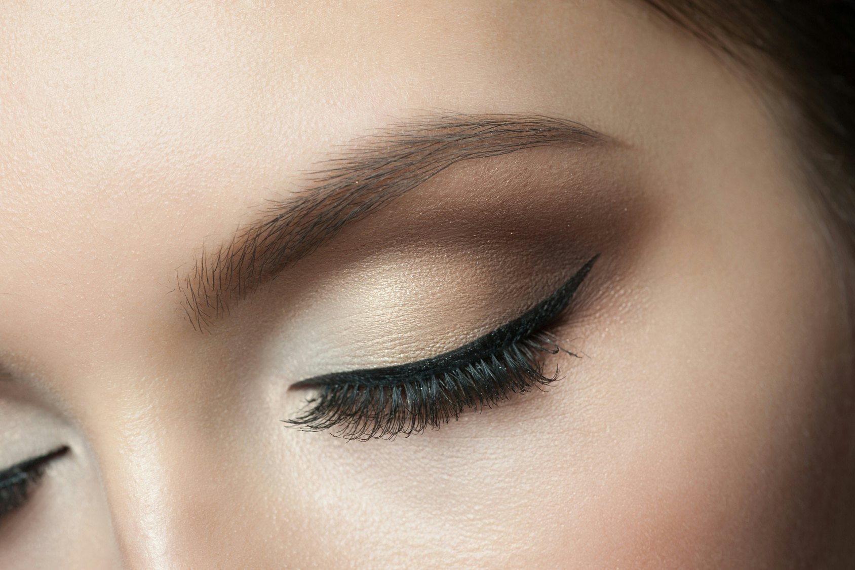 7 Things That Will Go Wrong While Attempting Cat Eyeliner