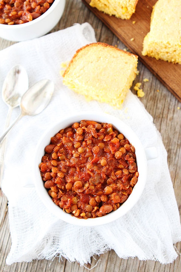 Bowl of lentil chili with side of corn bread