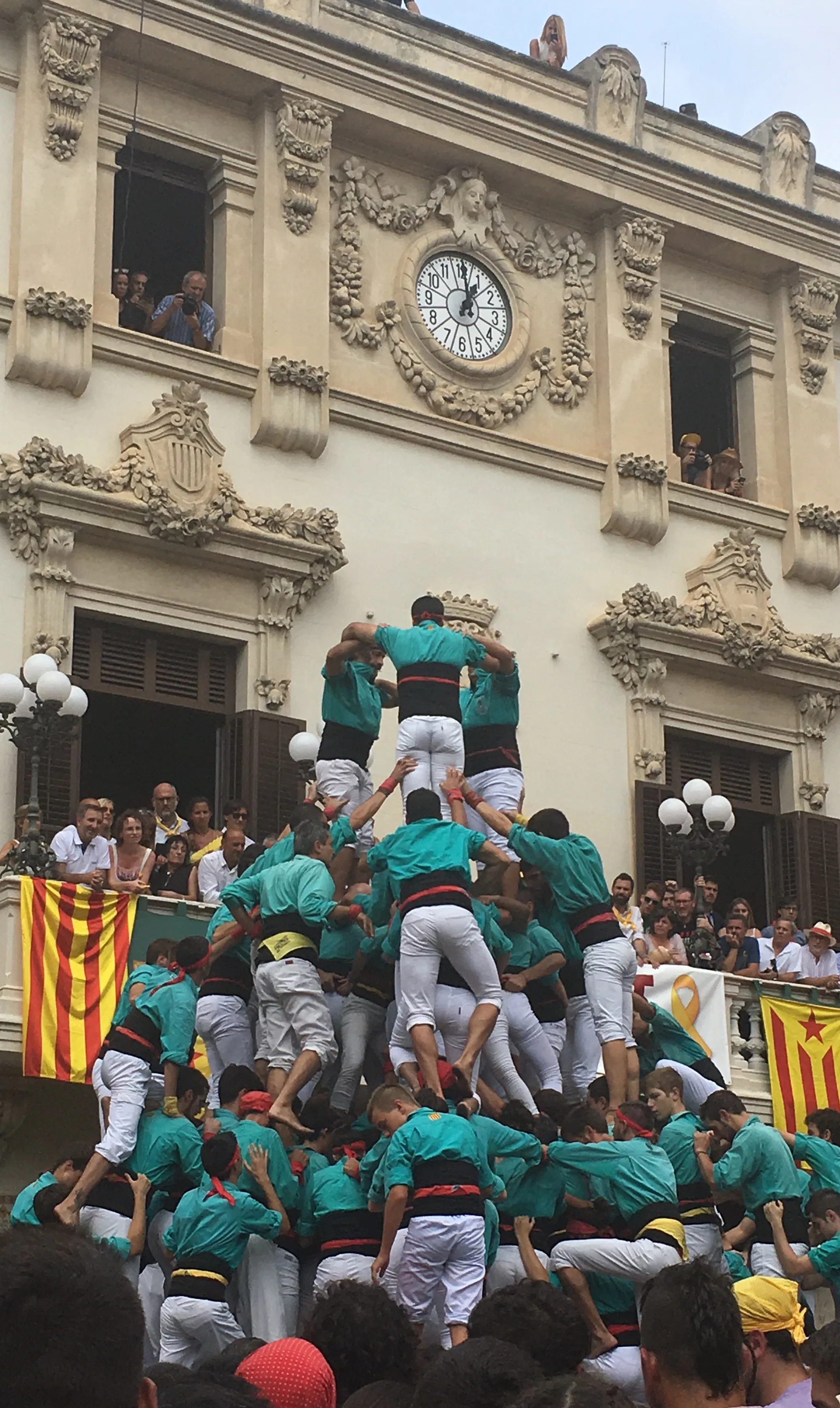What It's Like To See Hundreds Of People Build A Human Tower