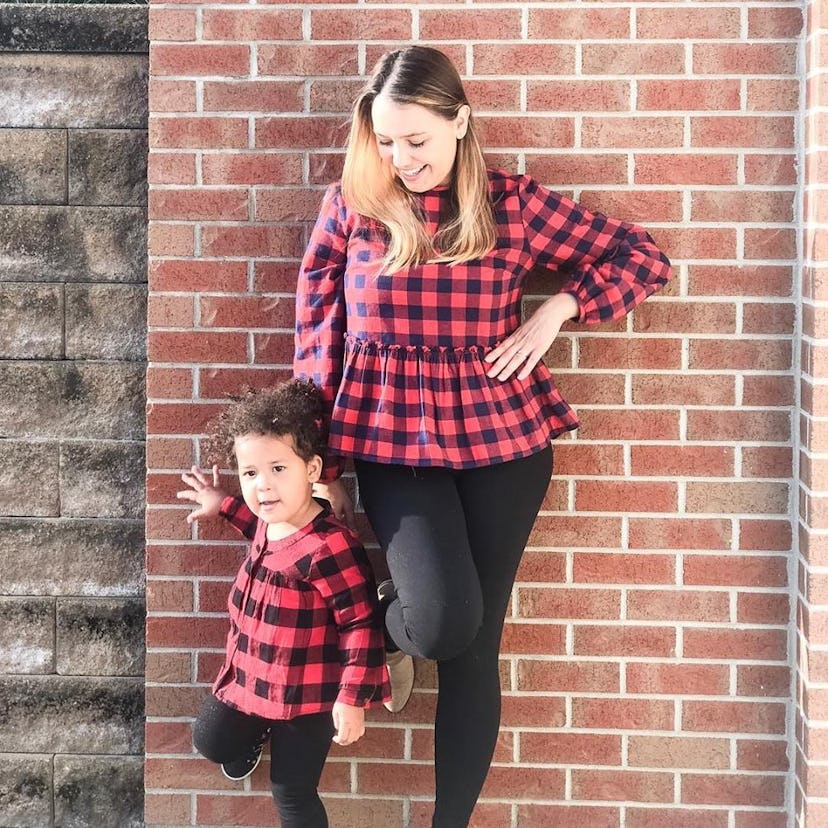 A woman with her daughter in matching shirts