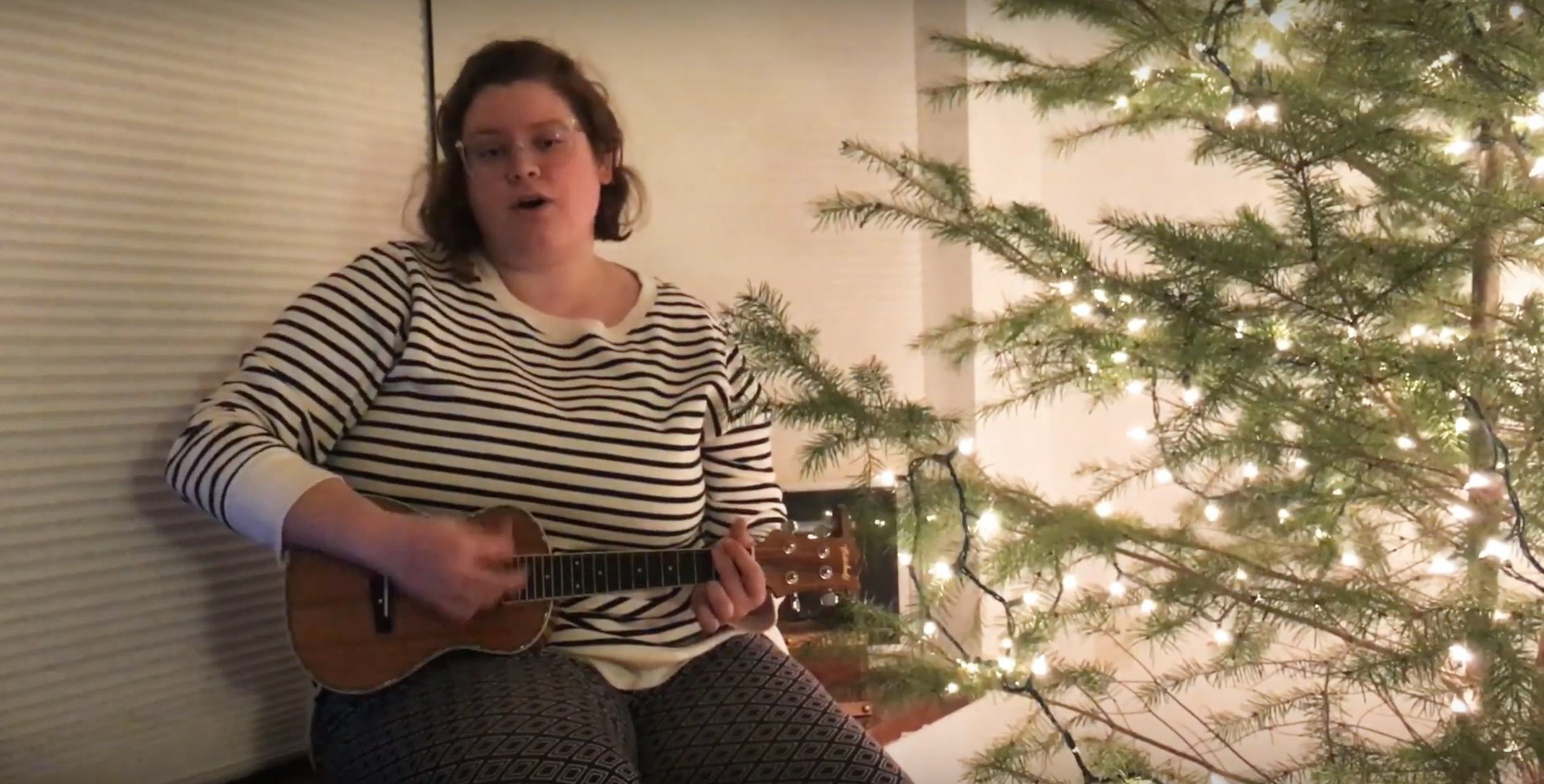 This Woman Singing "Hotline Bling" As A Christmas Carol In This Viral