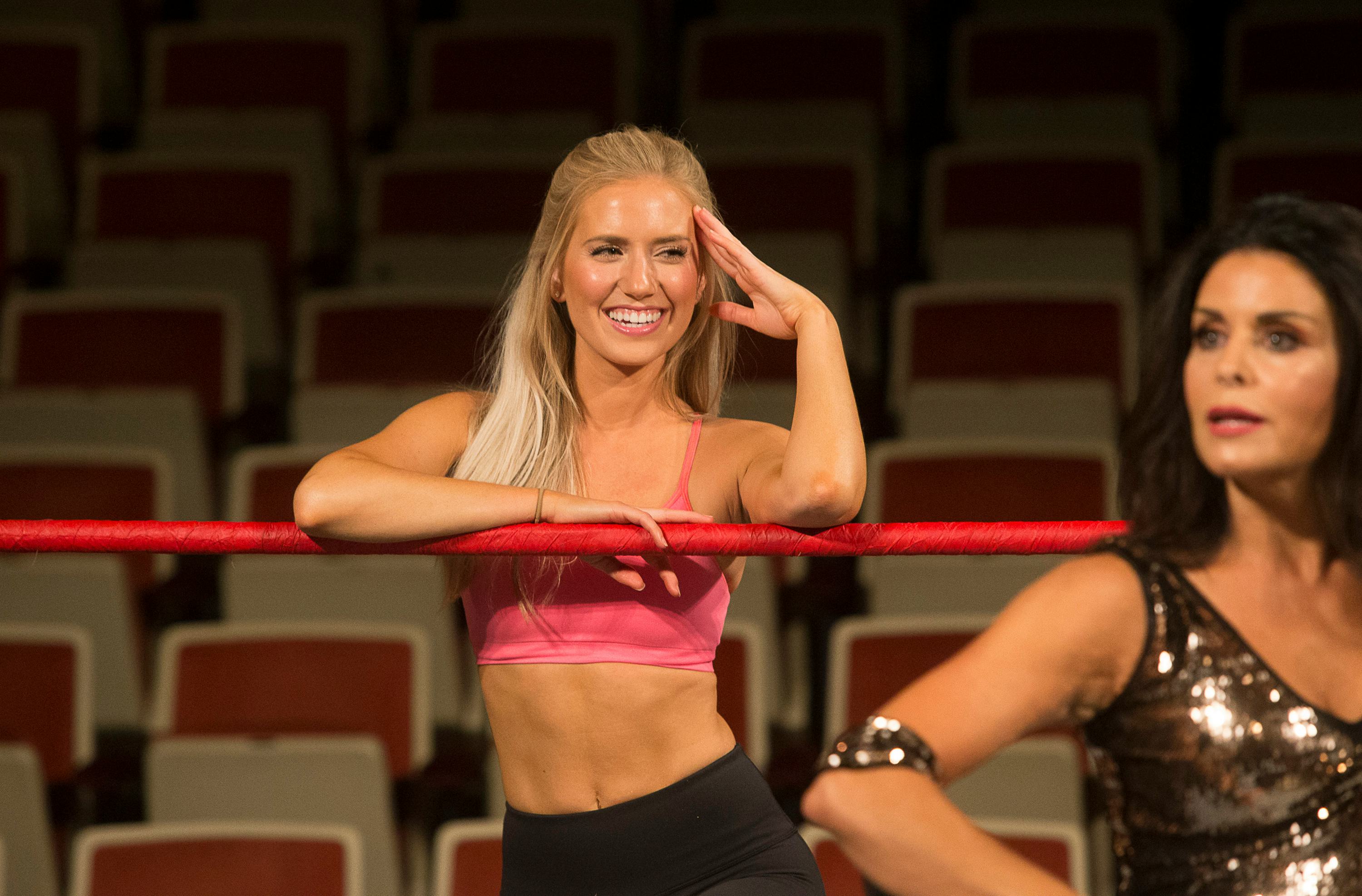 Лорен б. Лорен б. Лорен б. Лорен бьюкес. Jennifer munday википедия.