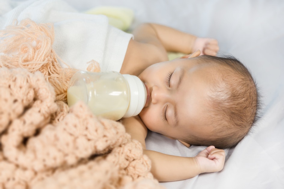 Why Your Baby Keeps Falling Asleep While Bottle Feeding