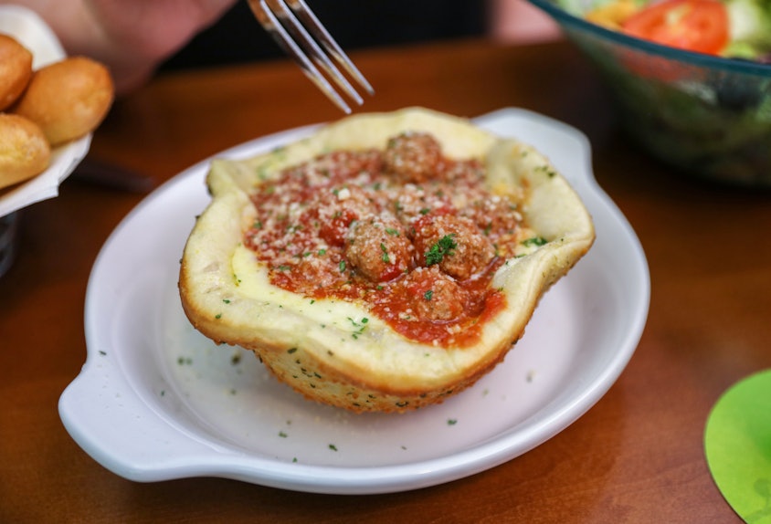 Olive Garden S New Pizza Dish Is A Bizarre Hybrid I Have Questions