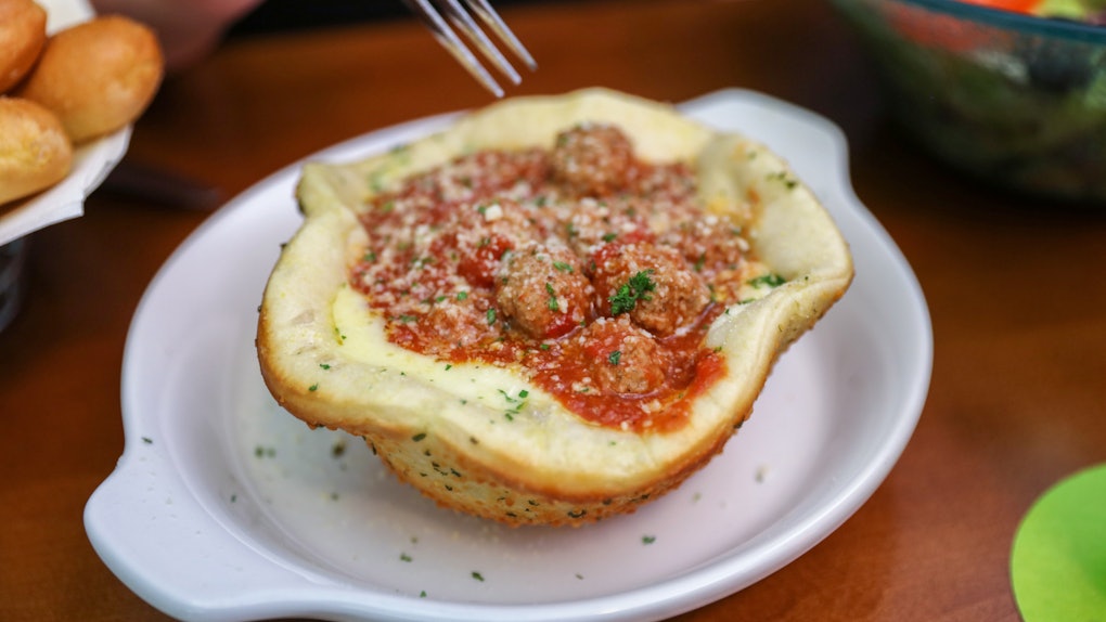 Olive Garden S New Pizza Dish Is A Bizarre Hybrid I Have Questions