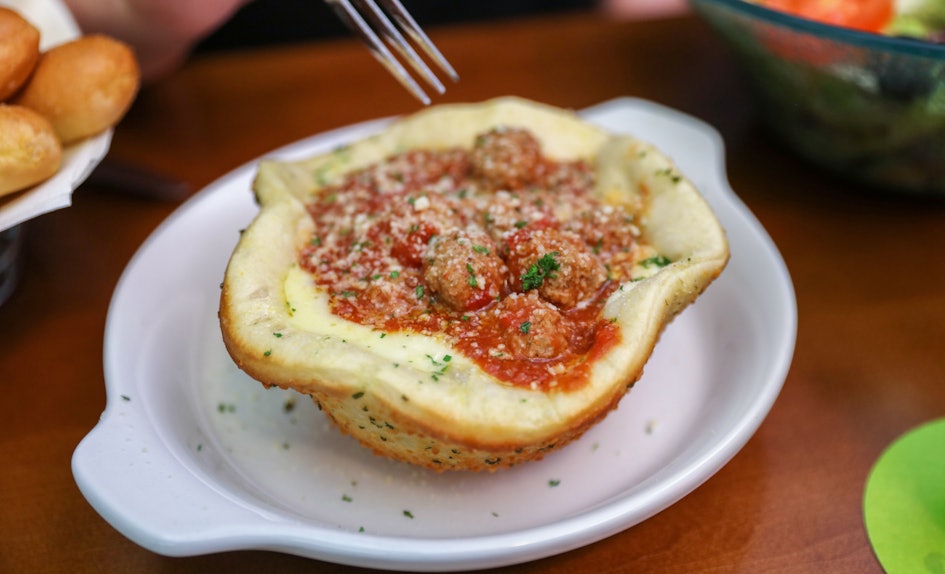 Olive Garden's New Pizza Dish Is A Bizarre Hybrid & I Have ...