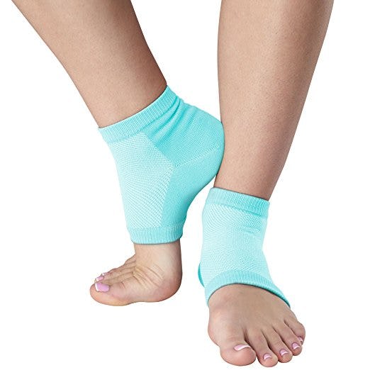 The 5 Best Moisturizing Socks For Dry Feet