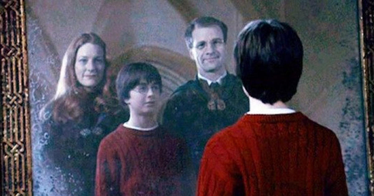 The Inscription On The Mirror Of Erised In Harry Potter Is Actually Just  Text In Reverse, And You Probably Never Noticed