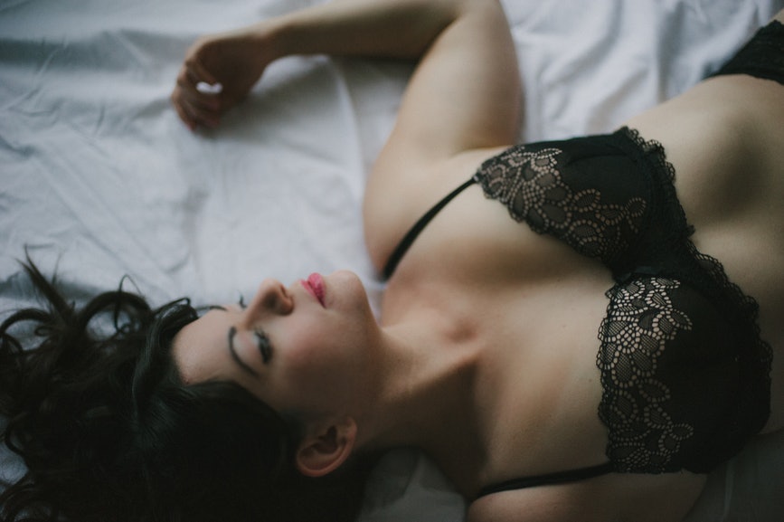 The 7 Best Poses For Nudes, According To A Boudoir Photographer image