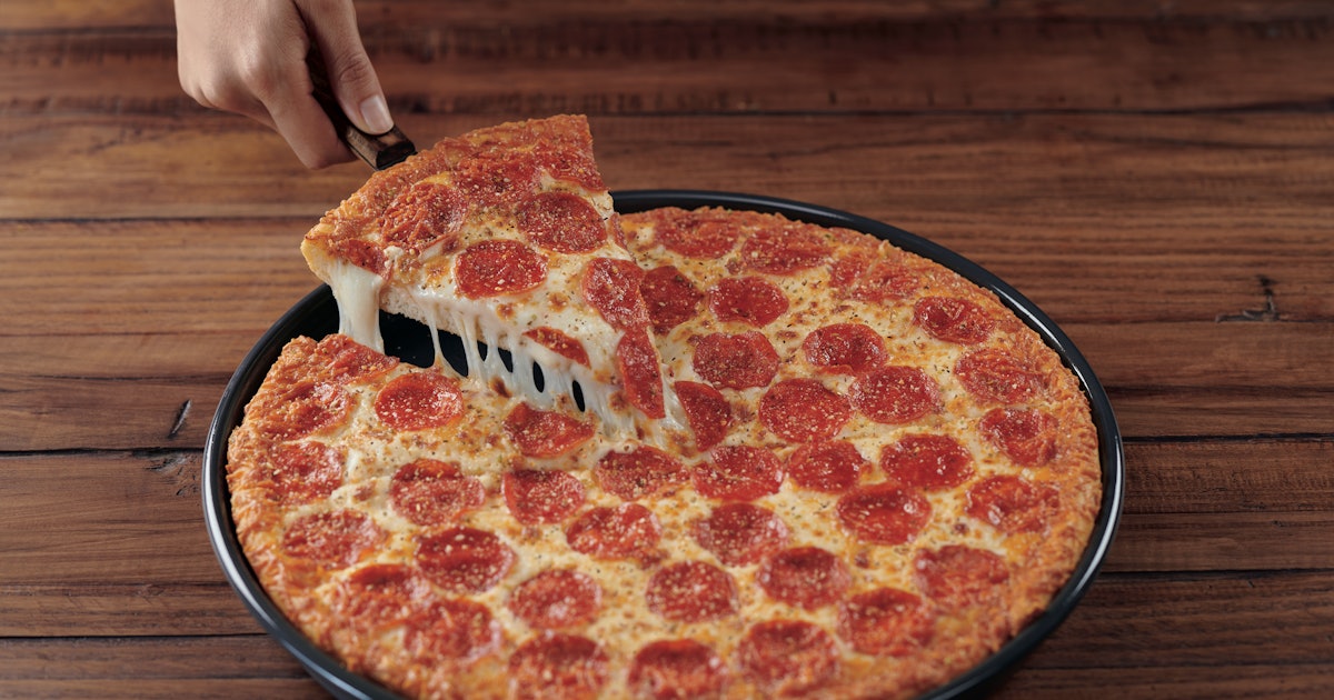 Тесто хат. Пицца хат. Пицца хат итальянская. Пан пицца хат. Лопатка для пиццы.