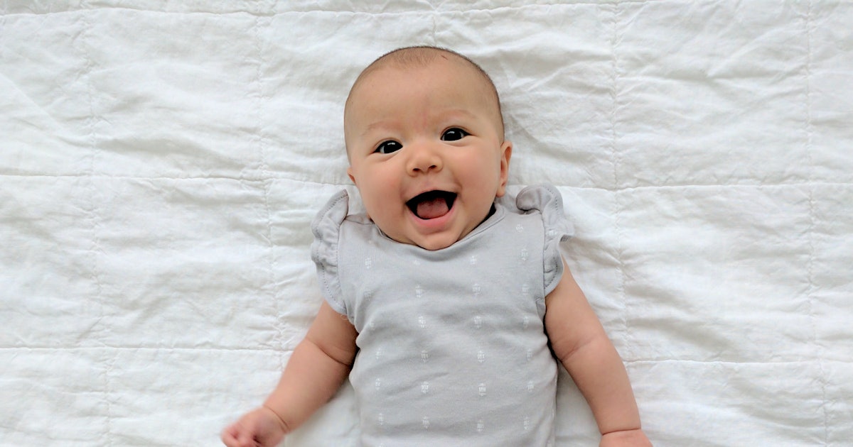 Por que os bebês sempre sorriem para mim?