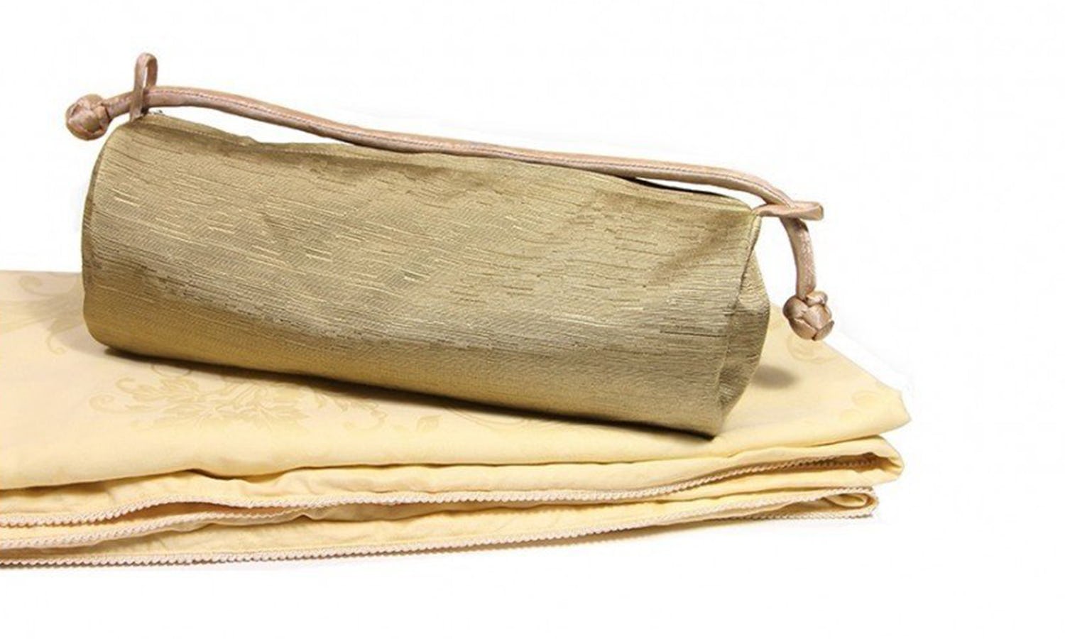 The 7 Best Travel Blankets For An Airplane