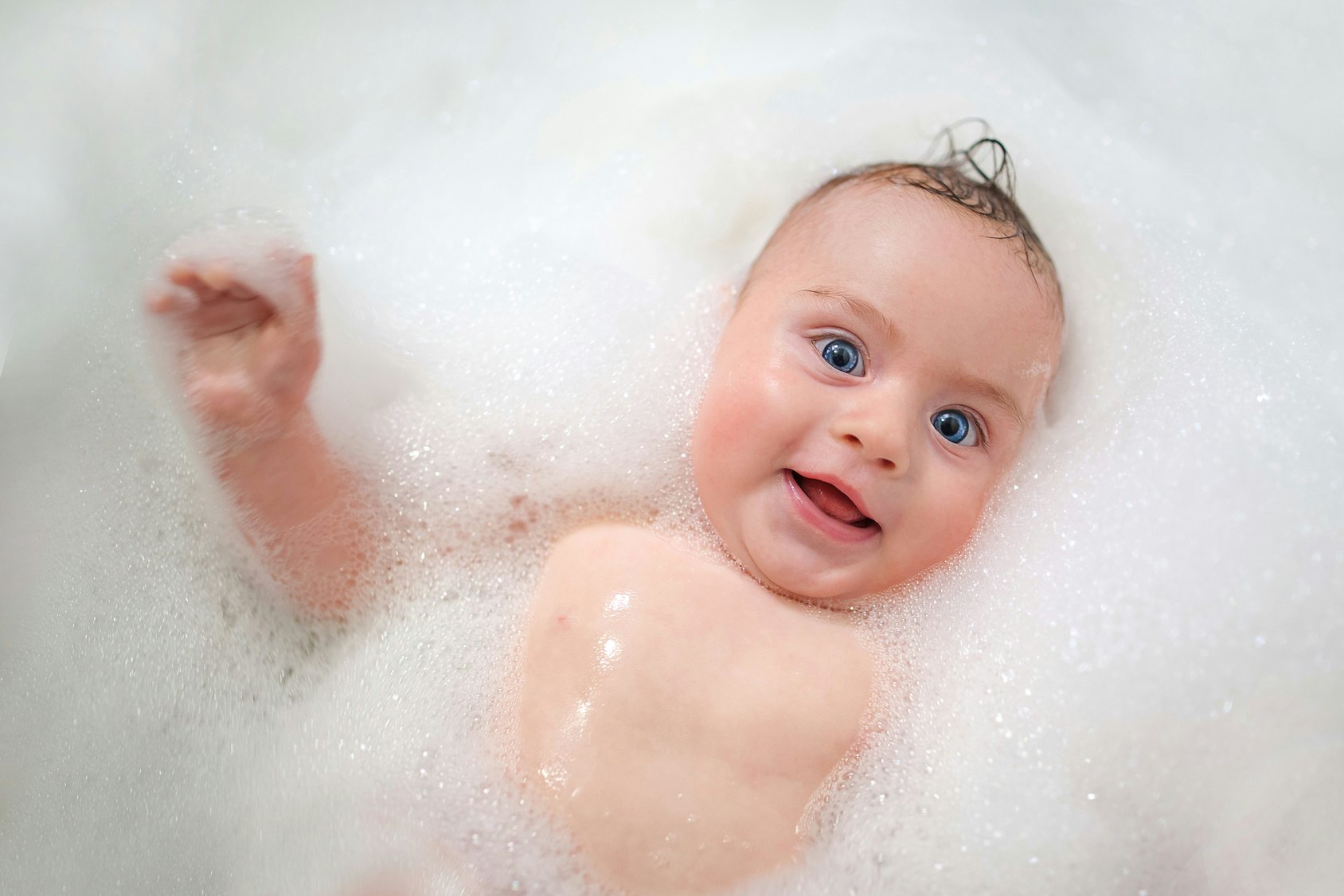 when should a newborn get a bath