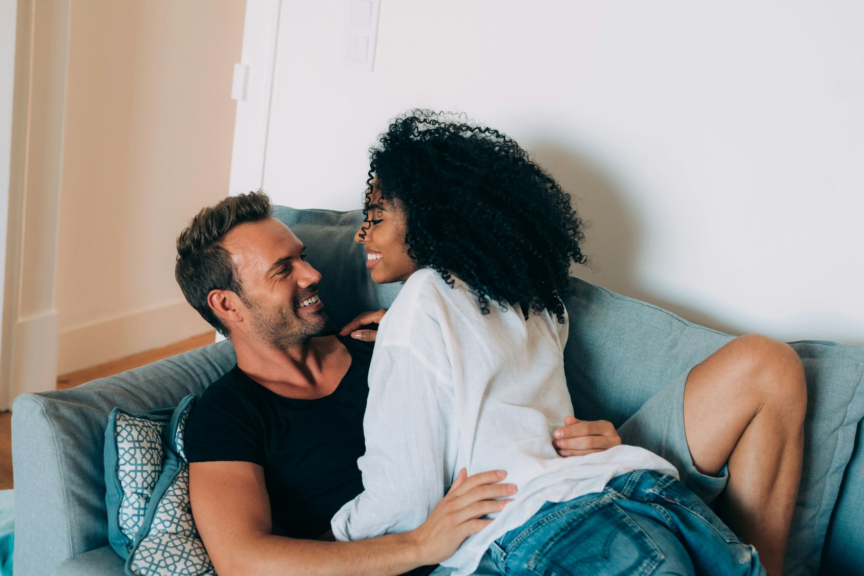 7 Critical Differences Between A Healthy Relationship & One That's