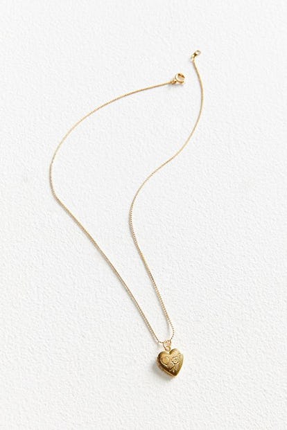 Summer 2018 Fashion Trends Include Locket Necklaces So Find Some Tiny Pictures Asap Personalised deluxe family names heart necklace | hardtofind. fashion trends include locket necklaces
