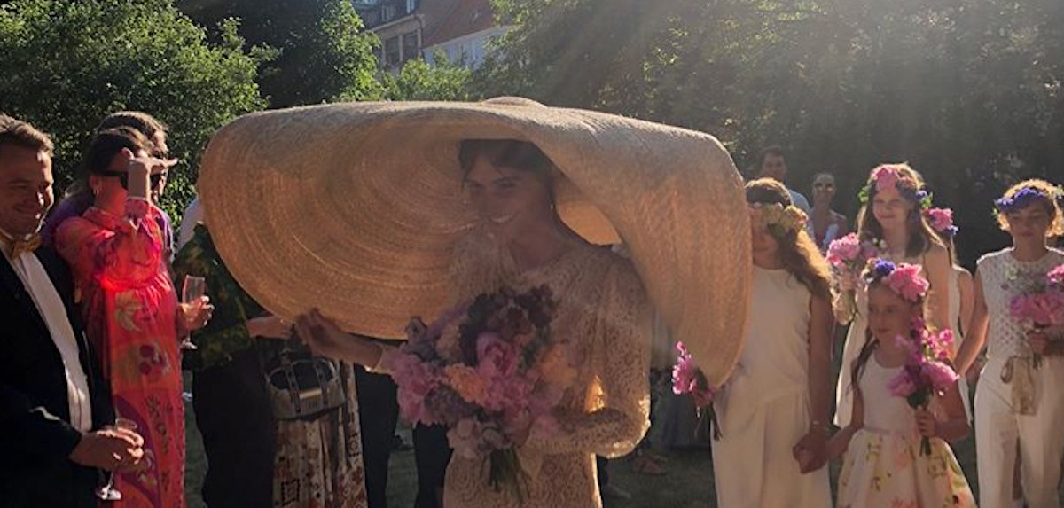 This Bride's Giant Straw Hat Is Going Viral & It's A Bridal Look Like  You've Never Seen Before