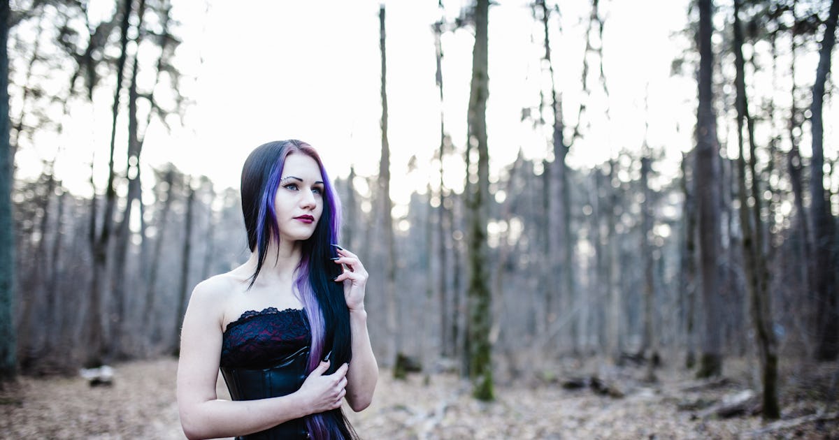 How To Temporarily Dye Your Hair For Halloween — VIDEOS