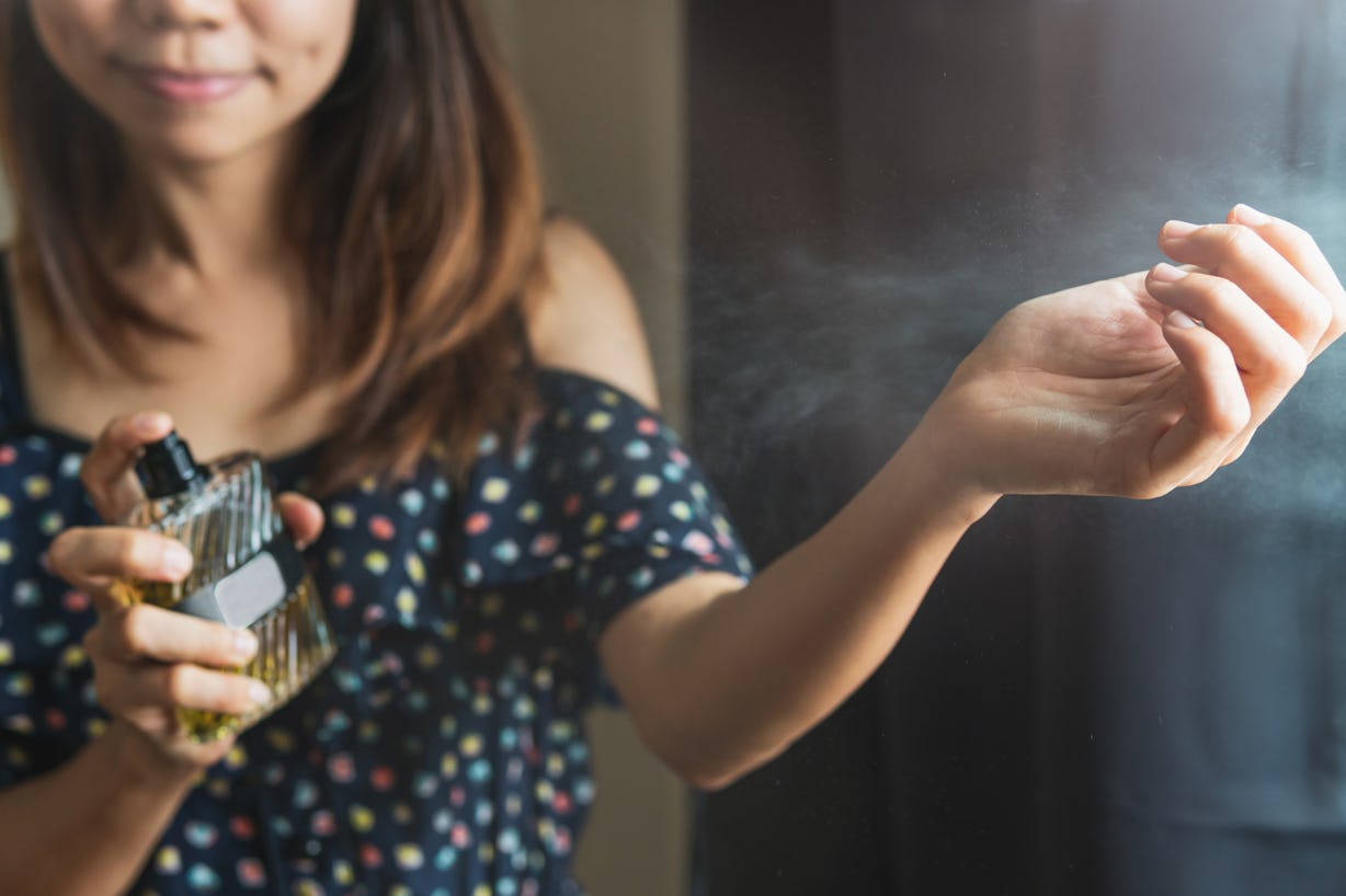 7 Perfumes Safe For Pregnancy, That Will Make You Smell Like The