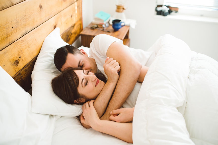 5 Best Things About Waking Up Next To Your Partner, So Snuggle Up