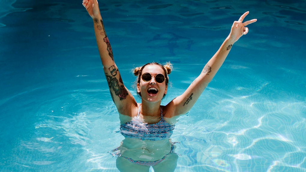 6 Easy Hairstyles For Wet Hair You Can Do In The Bathroom After Pool Parties