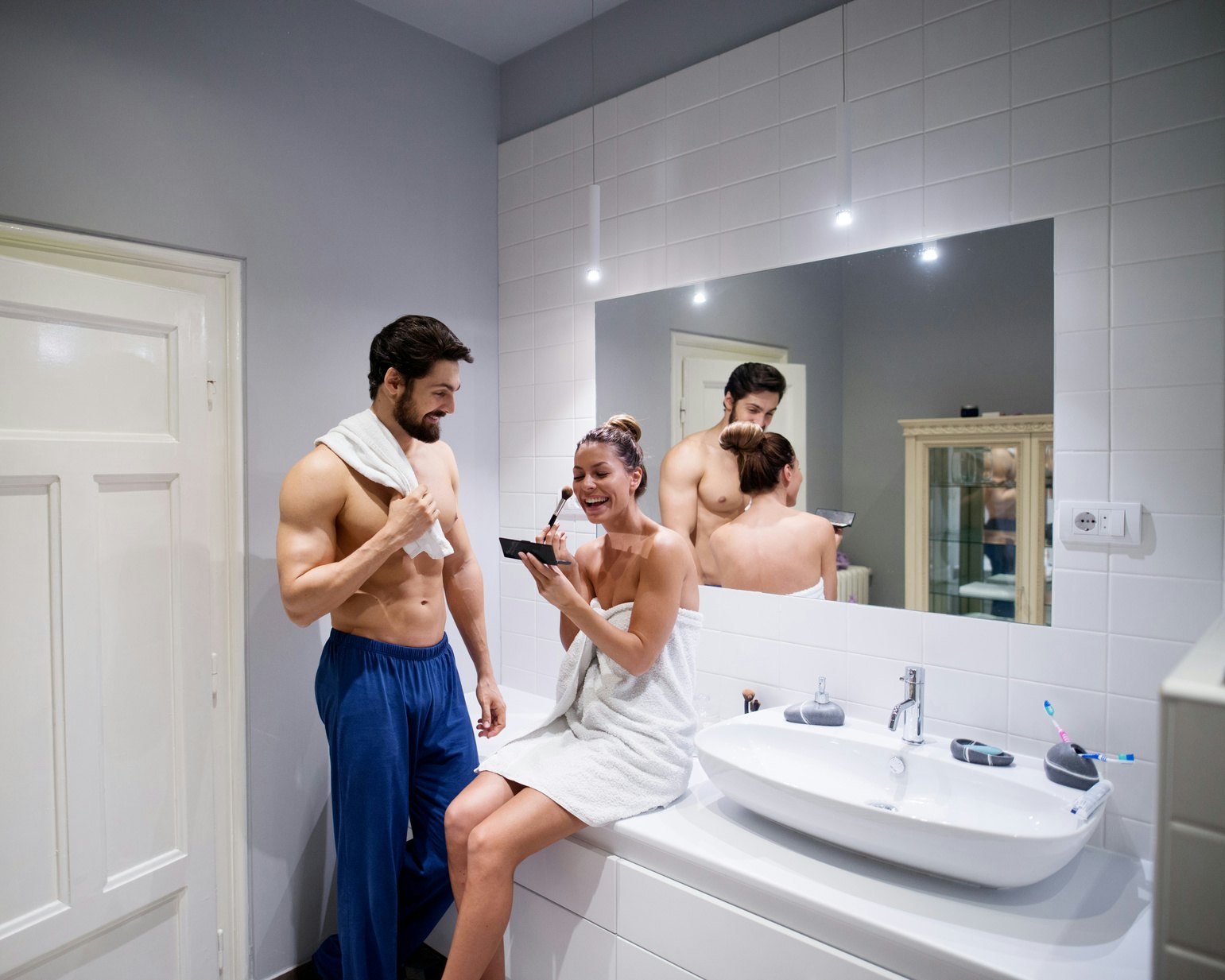 Bathroom cleaning threesome