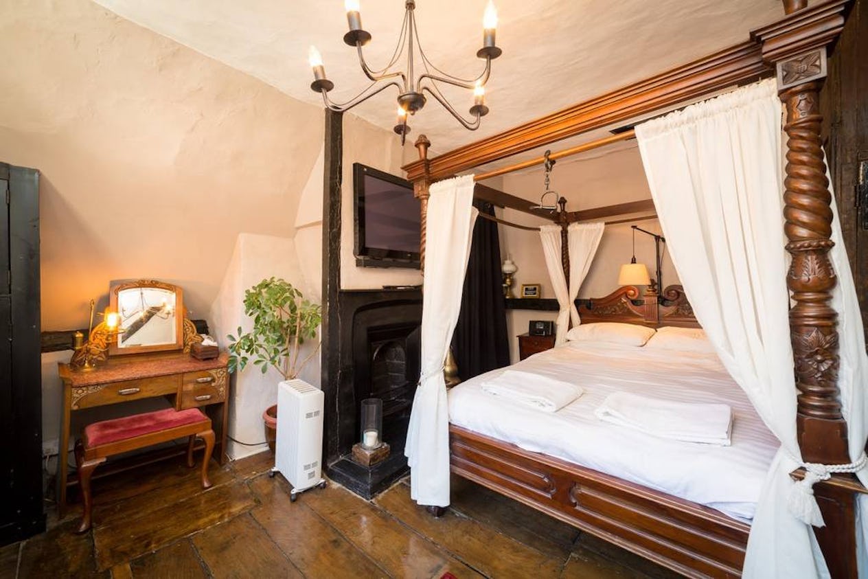 13 Haunted Airbnb Spots You Can Book Right Now