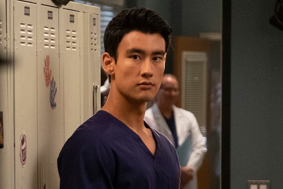 Who Plays Dr Kim On Grey S Anatomy Alex Landi Joins Season 15 As The Show S First Gay Surgeon
