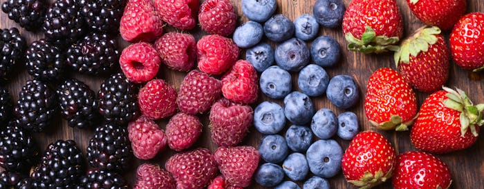 Berries are a great anti-inflammatory food choice for pregnant women to reduce their swelling.