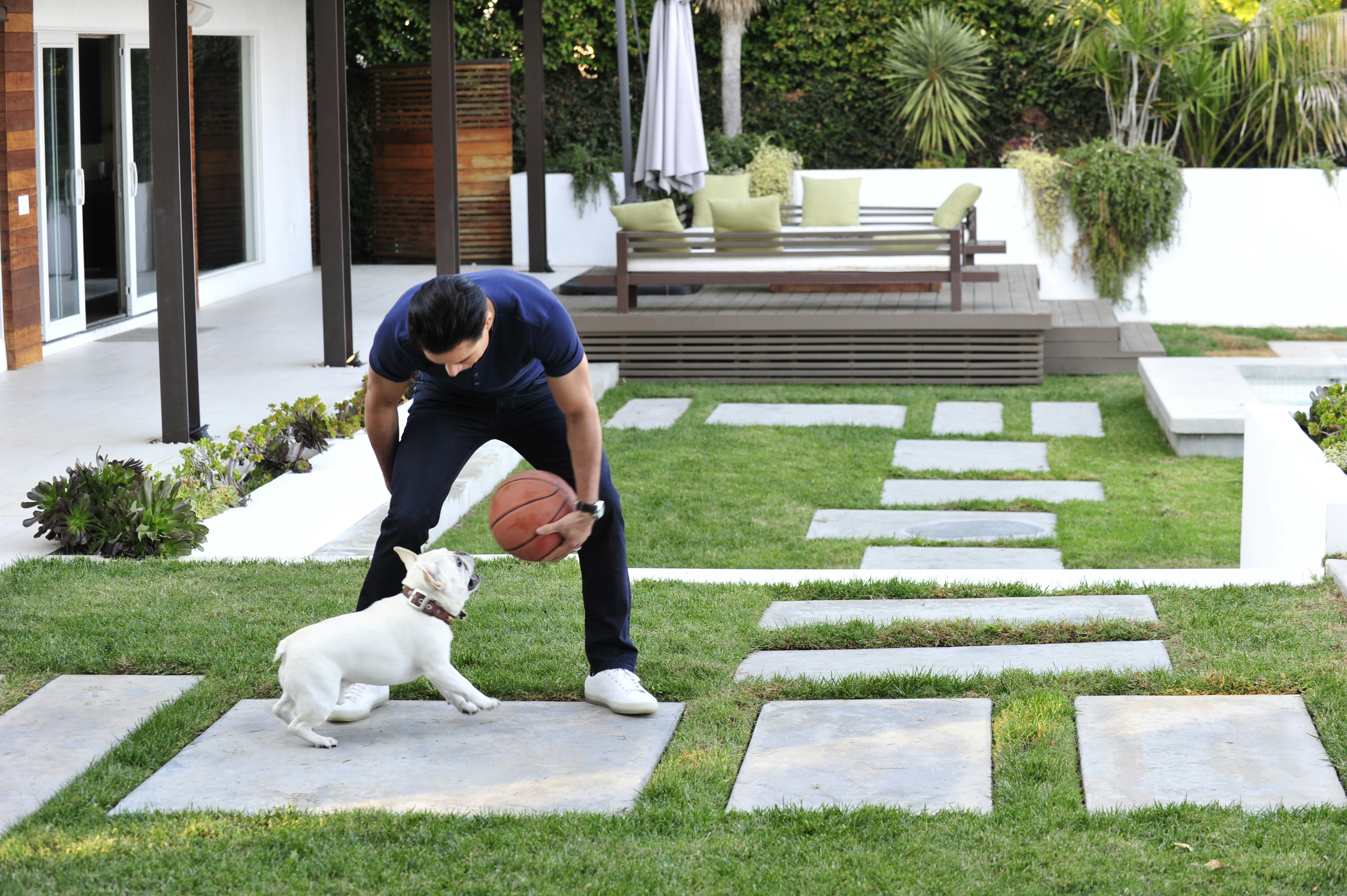 Mario Lopez His French Bulldog Tell Romper What It Takes To Make A Dog Show Champion