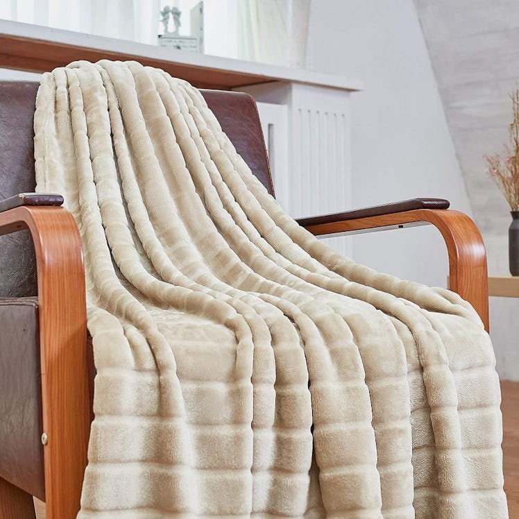 Bertte Plush Throw Blanket