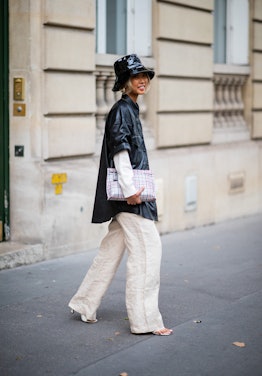 Baggy jeans with strappy sandals in street style.