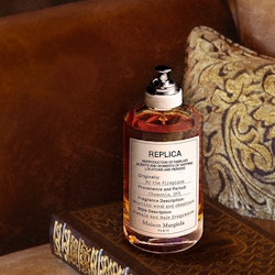 The best fall perfumes are a mix of warm woody scents and spicy notes that smell cozy and sexy.